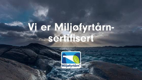 Bilde av hav og skjær med Miljøfyrtårn logo.