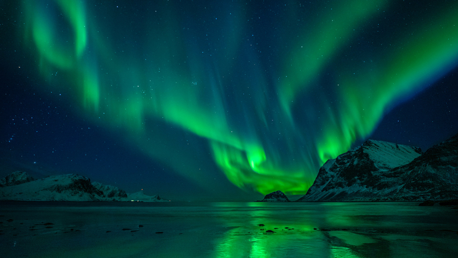 Landskap med hav, fjell og himmel med nordlys.