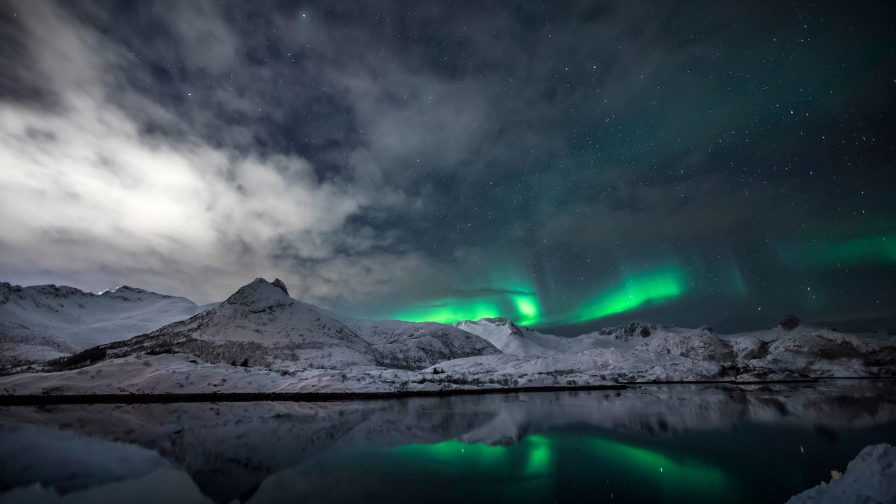Nordlys og skyer over Lofoten.